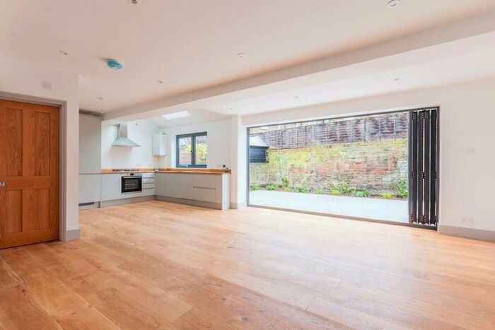 2 Bedroom Flat To Rent In Bicknell Road, Camberwell, London, SE5
