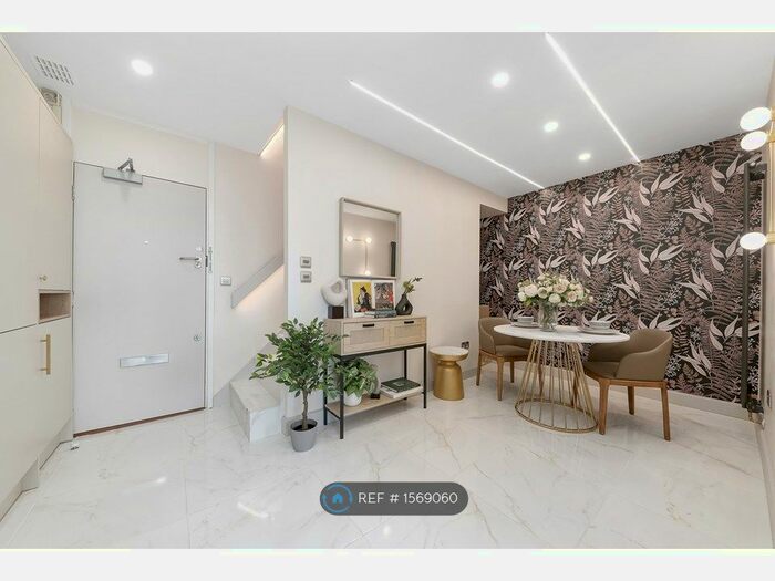 3 Bedroom Flat To Rent In Draper House, London, SE1