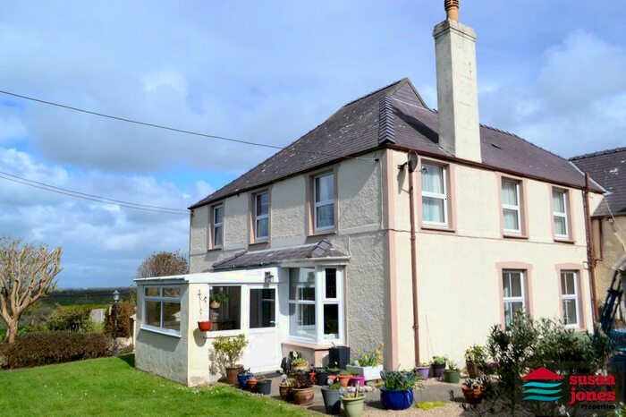 4 Bedroom Semi-Detached House For Sale In Llangwnadl, Pwllheli, LL53