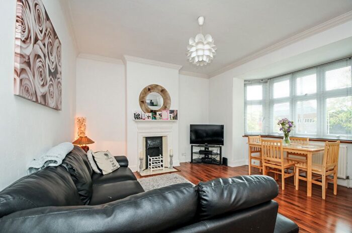 2 Bedroom Flat To Rent In Burntwood Lane, Earlsfield, London, SW17