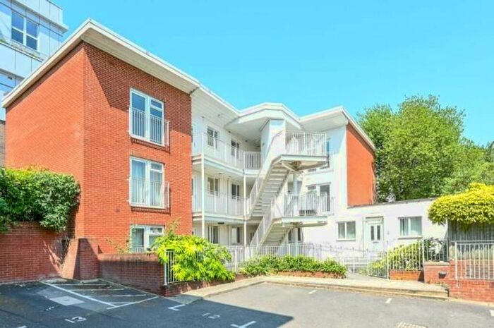 1 Bedroom Flat To Rent In Walnut Tree Close, Guildford, GU1