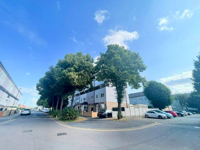 3 Bedroom Flat To Rent In Lychet Way, Enfield, EN3