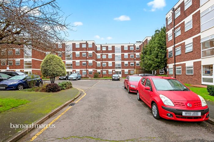 2 Bedroom Flat For Sale In Oak Tree Close, London, W5