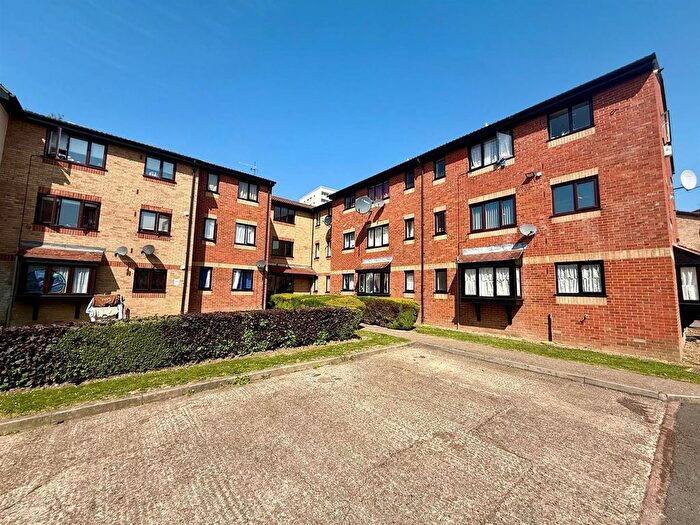 1 Bedroom Flat To Rent In Magpie Close, Enfield, EN1