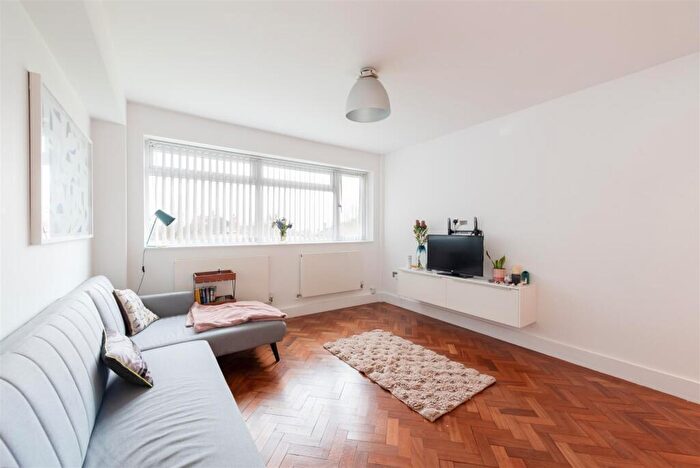 2 Bedroom Flat For Sale In Chase Side, London, N14