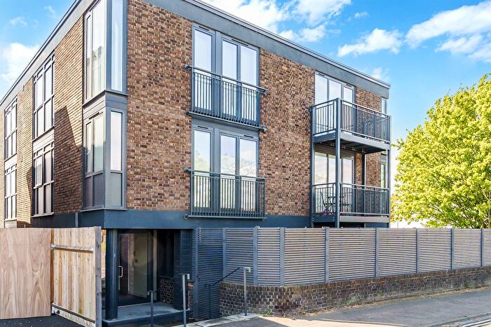 1 Bedroom Flat For Sale In Tealing Drive, Epsom, KT19