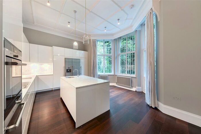 3 Bedroom Flat To Rent In Cadogan Square, London, SW1X