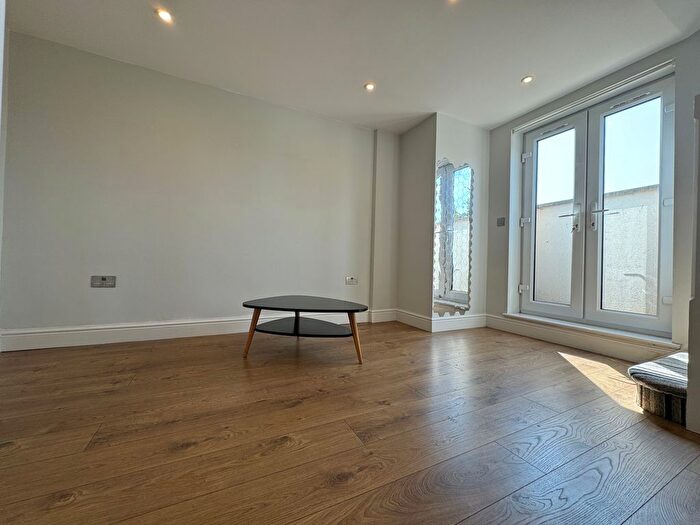 1 Bedroom Flat To Rent In Fairlawn Avenue, Chiswick, W4