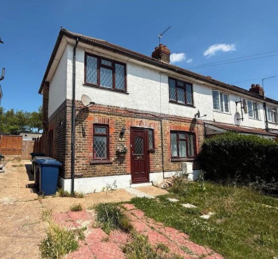 3 Bedroom Semi-Detached House To Rent In Sturgess Avenue Hendon, NW4