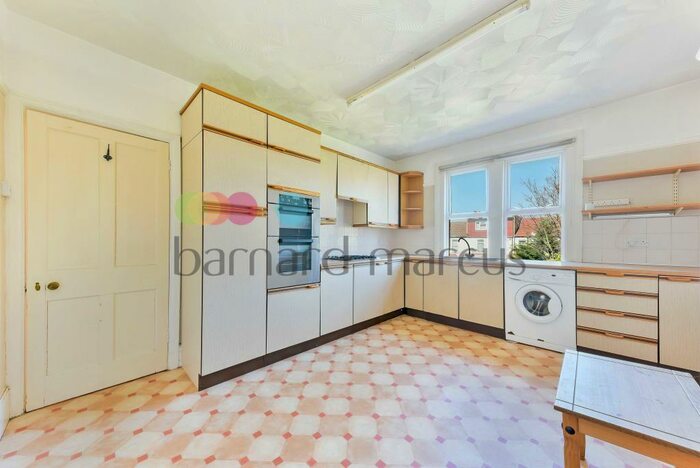 Flat To Rent In Lyndhurst Road, Thornton Heath, CR7