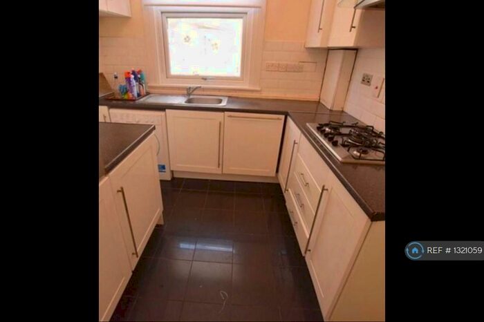 2 Bedroom Semi-Detached House To Rent In London, London, NW4
