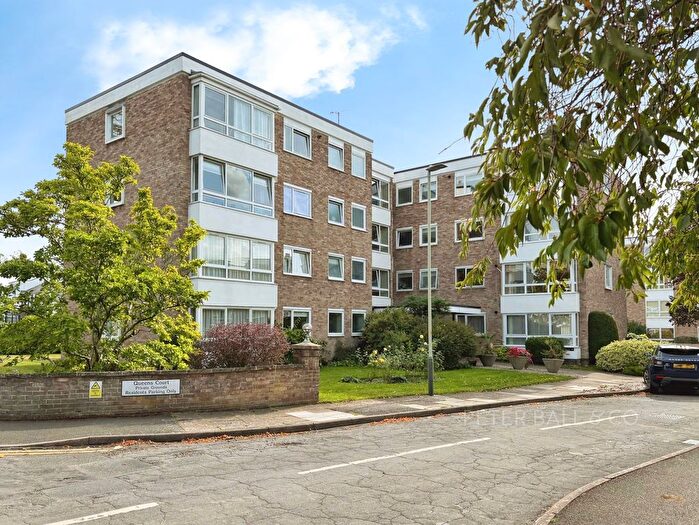 2 Bedroom Flat For Sale In Queens Road, Cheltenham, Gloucestershire, GL50