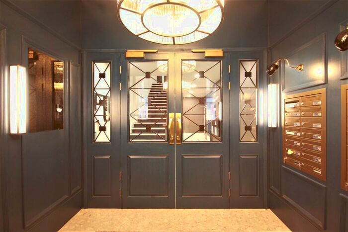 Flat To Rent In Lightwell, Cornwall Street, B3