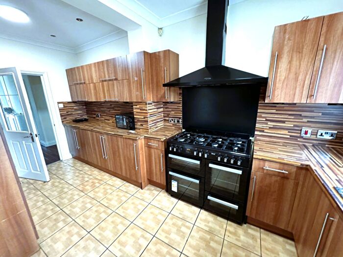 6 Bedroom Semi-Detached House To Rent In Dawlish Drive, Ilford, IG3