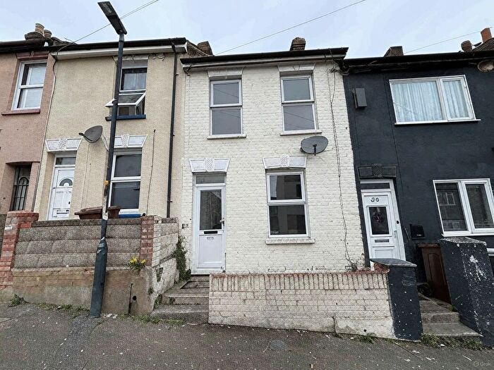 3 Bedroom Terraced House To Rent In Albany Road, Chatham, ME4