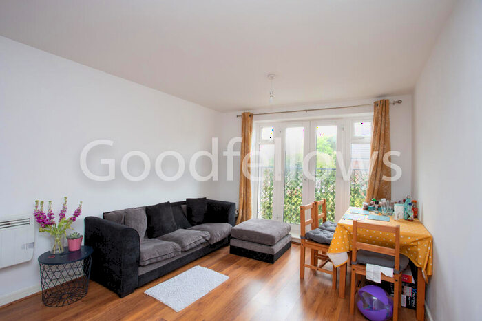 2 Bedroom Apartment To Rent In Schoolgate Drive, Morden, Surrey, SM4