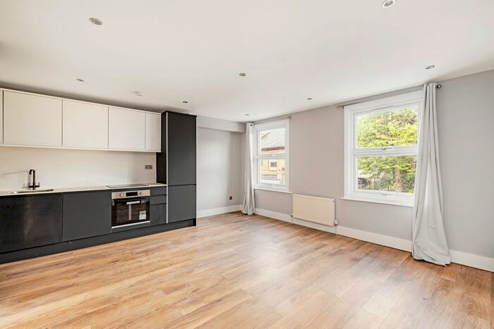 2 Bedroom Flat To Rent In Sandycombe Road, Kew, Richmond, Surrey, TW9