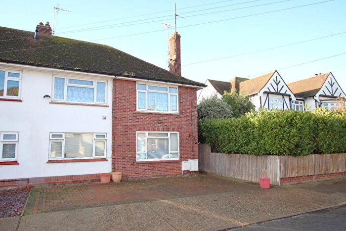 2 Bedroom Flat For Sale In Granville Road, Clacton On Sea, CO15