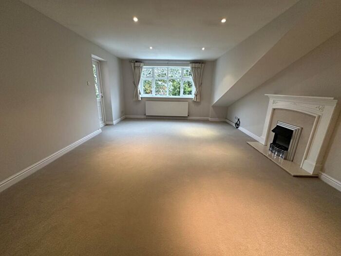 2 Bedroom Flat To Rent In Moss Lane, Bramhall, SK7