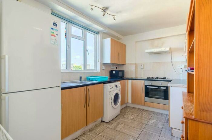 3 Bedroom Flat To Rent In Gee Street, Clerkenwell, London, EC1V