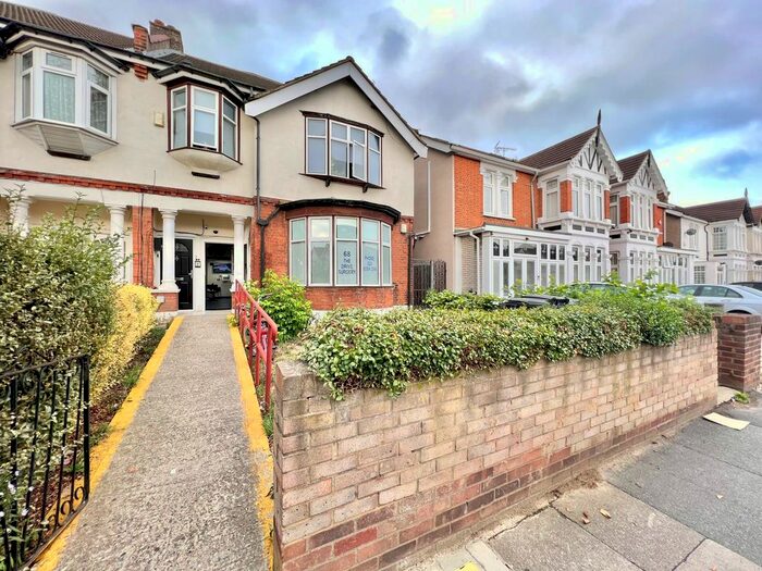 2 Bedroom Flat To Rent In The Drive, Cranbrook, Ilford, IG1