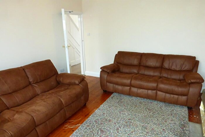 3 Bedroom Semi Detached House To Rent In Kingswood Road, Wollaton, NG8