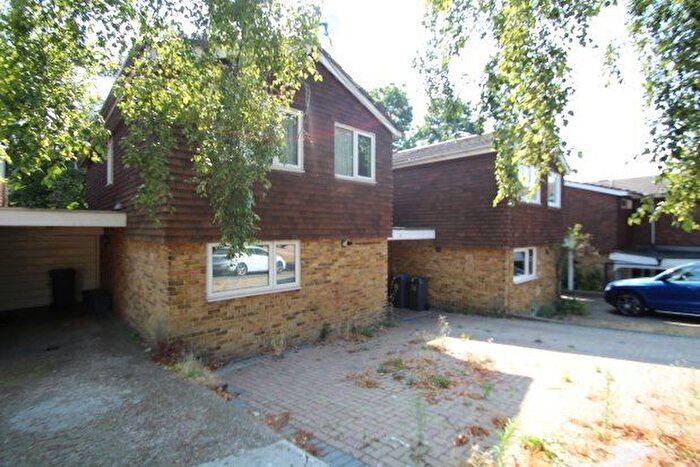 3 Bedroom Link Detached House To Rent In Minster Drive, Croydon, CR0