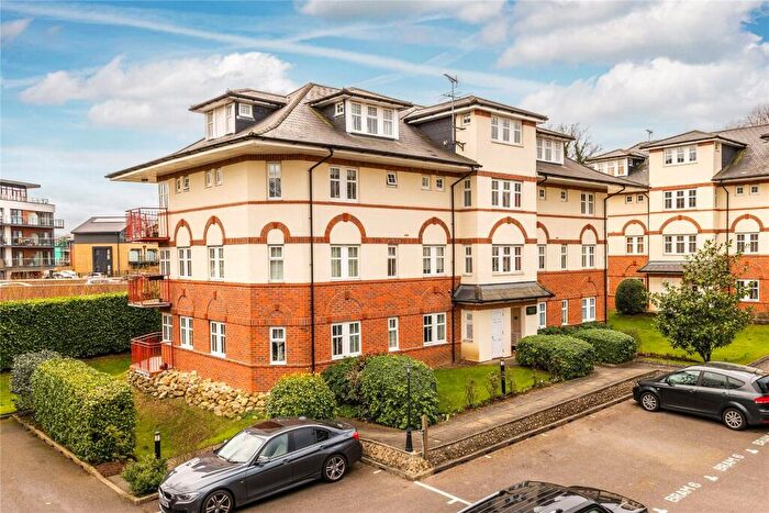 2 Bedroom Flat For Sale In Claremont Avenue, Woking, GU22