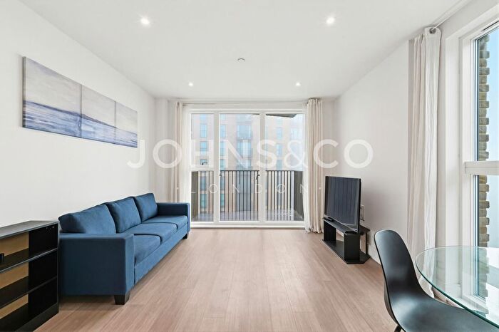 2 Bedroom Flat To Rent In Horlicks Quarter, Slough, London, SL1