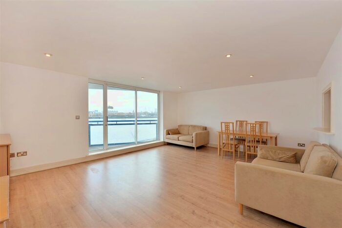 2 Bedroom Flat To Rent In Nova Building, Newton Place, E14