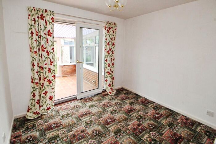 2 Bedroom Bungalow For Sale In Wiltshire Drive, Glossop, Derbyshire, SK13