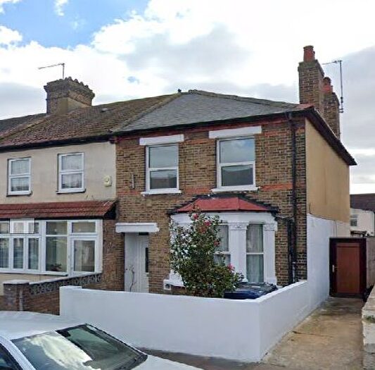 2 Bedroom Flat To Rent In Southall, Middlesex, UB2