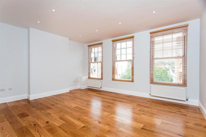3 Bedroom Flat To Rent In St. Johns Road London, SW11