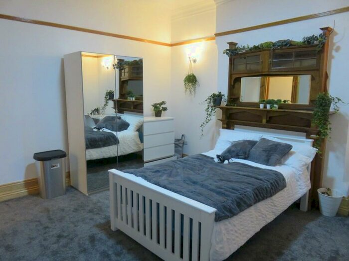 6 Bedroom Detached House To Rent In Trent Boulevard, Nottingham, Nottinghamshire, NG2