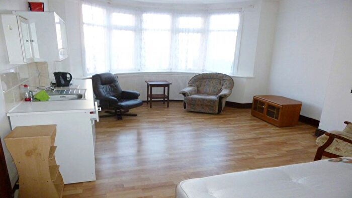 Studio To Rent In East End Road, London, N2