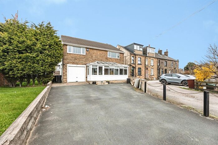 4 Bedroom Detached House For Sale In Wakefield Road, Gildersome, Leeds, LS27