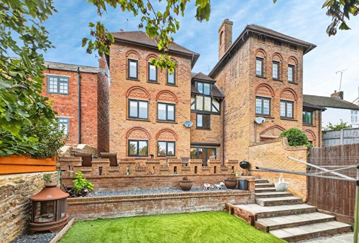 4 Bedroom Semi-Detached House For Sale In Manor Road, Northampton, NN2
