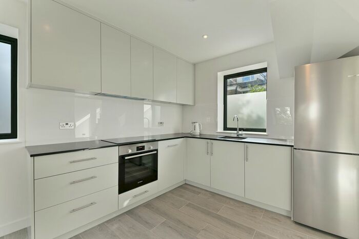 2 Bedroom Flat To Rent In Hamilton Road, London, W5