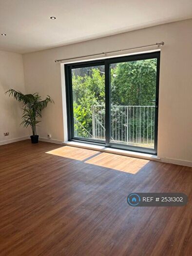 2 Bedroom Flat To Rent In Forest Rd, London, E8