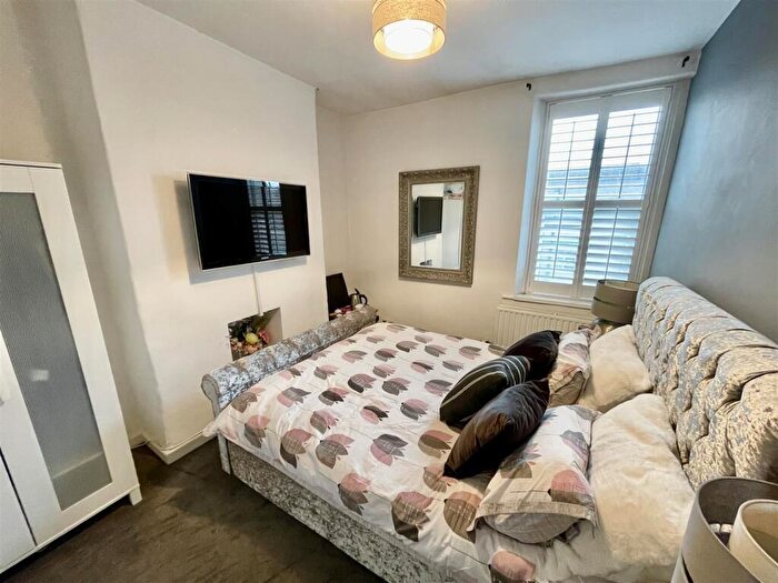 3 Bedroom Terraced House For Sale In Commercial Road, Plymouth, PL4