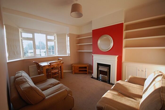 2 Bedroom Flat To Rent In Harvard Road, Isleworth, TW7