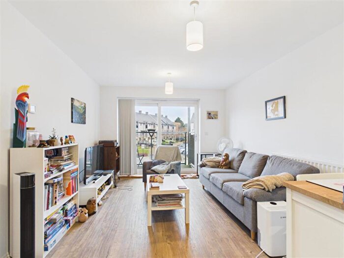 2 Bedroom Flat For Sale In Allwoods Place, Hitchin, SG4