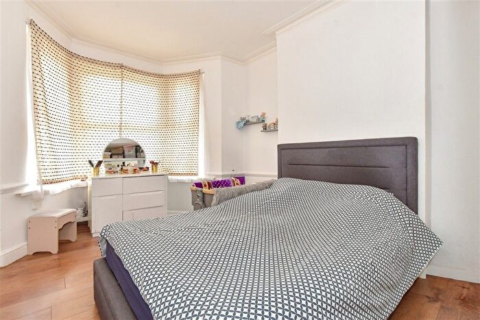 3 Bedroom Flat For Sale In Woodlands Road, Ilford, Essex, IG1