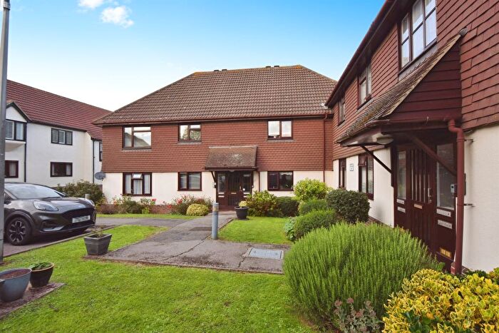 2 Bedroom Flat For Sale In Hilltop Close, Rayleigh, SS6