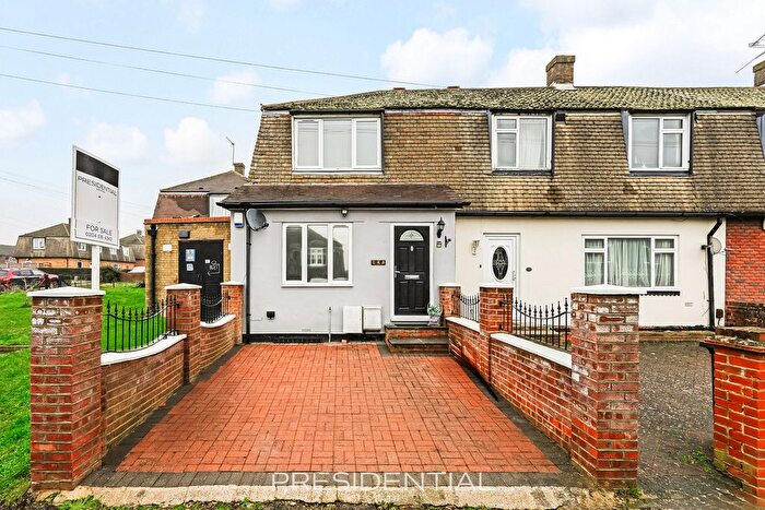 1 Bedroom Semi Detached House For Sale In Audley Gardens, Essex, IG10