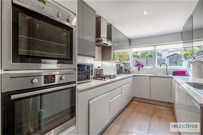 5 Bedroom House For Sale In Leeside Crescent, Golders Green, NW11