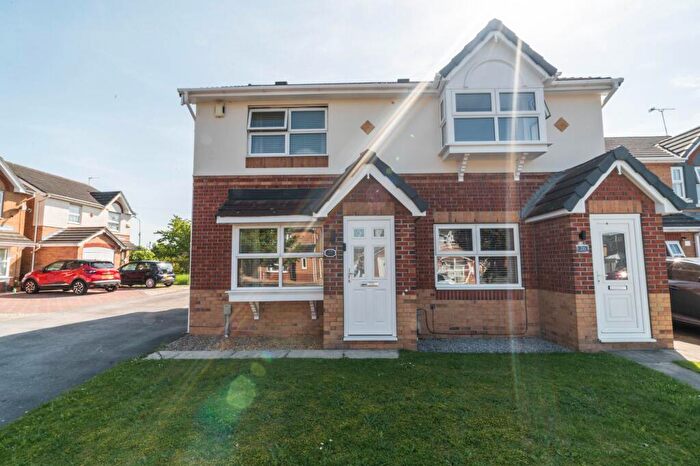 2 Bedroom Semi-Detached House For Sale In Foxglove Close, Kingswood, HU7