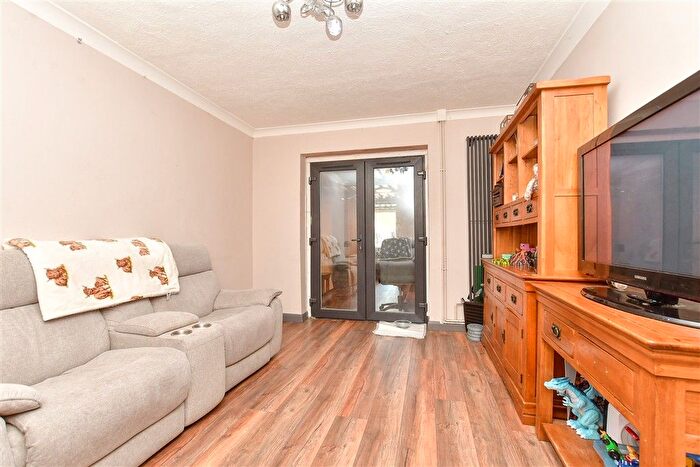 4 Bedroom Chalet For Sale In Roseleigh Road, Sittingbourne, Kent, ME10
