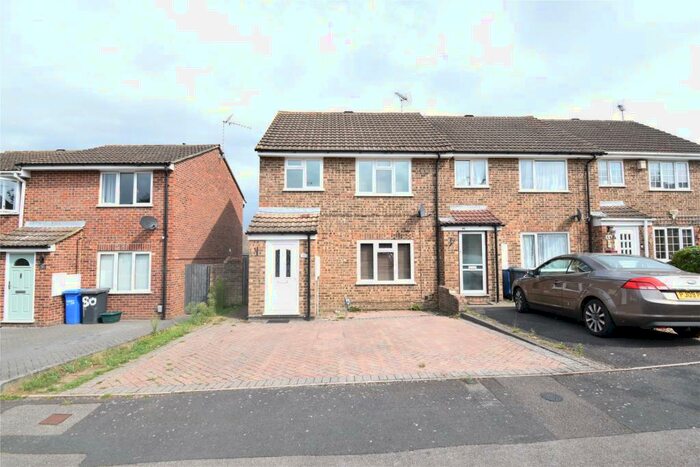 3 Bedroom End Of Terrace House To Rent In Wordsworth Avenue, Yateley, Hampshire, GU46