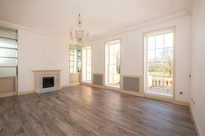 3 Bedroom Flat To Rent In Gloucester Gate, Regent's Park, NW1